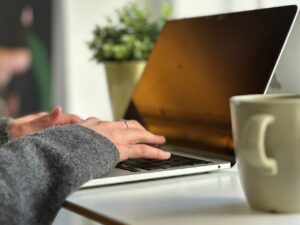 在宅転職で内定後に行う条件交渉とリモート勤務のポイントは？